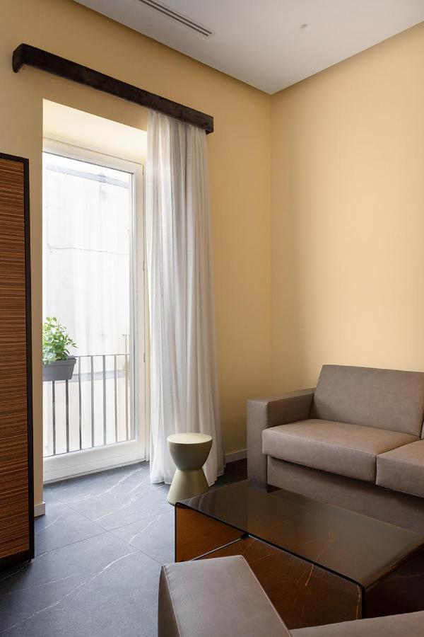 Hotel Poerio 25 Boutique Stay เนเปิลส์ ภายนอก รูปภาพ